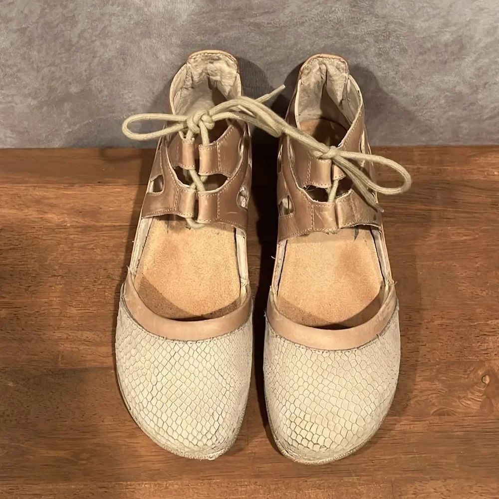 Naot Kata Beige Cream Lizard Leather/Khaki closed toe dandal size 7-7.5 - Picture 7 of 11